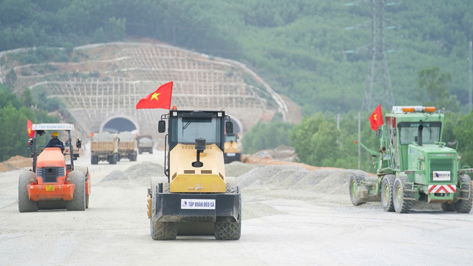 Công trường cao tốc Quảng Ngãi - Hoài Nhơn nhộn nhịp những ngày giáp Tết